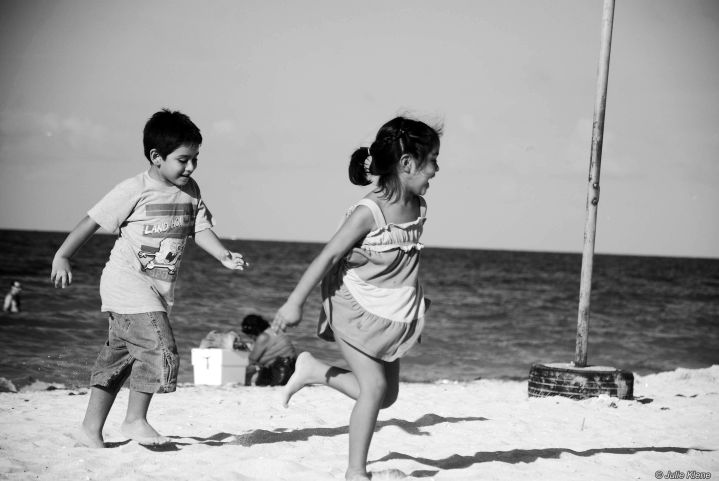 Dia 23 Ninos jugando